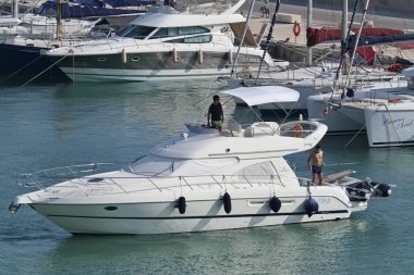 İtalya, Sicilya, Akdeniz, Marina di Ragusa; 2 Ağustos 2018, insanlar üzerinde bir lüks yat liman - yazı işleri