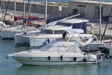 İtalya, Sicilya, Akdeniz, Marina di Ragusa; 2 Ağustos 2018, insanlar üzerinde bir lüks yat liman - yazı işleri