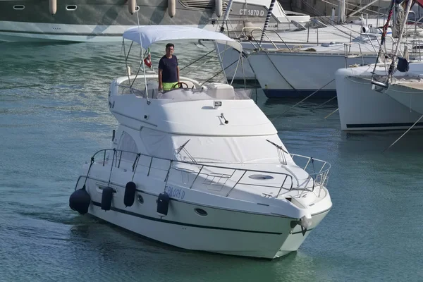 İtalya, Sicilya, Akdeniz, Marina di Ragusa; 2 Ağustos 2018, bağlantı noktası - editoryal bir lüks yatta adam