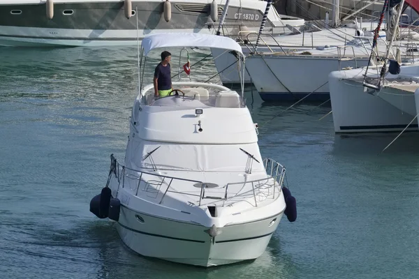 Italien Sizilien Mittelmeer Marina Ragusa August 2018 Mann Auf Einer — Stockfoto