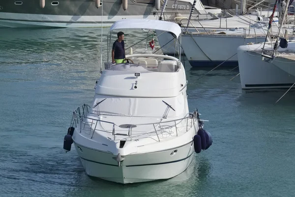 Włochy Sycylia Morze Śródziemne Marina Ragusa Sierpnia 2018 Człowiek Luksusowy — Zdjęcie stockowe