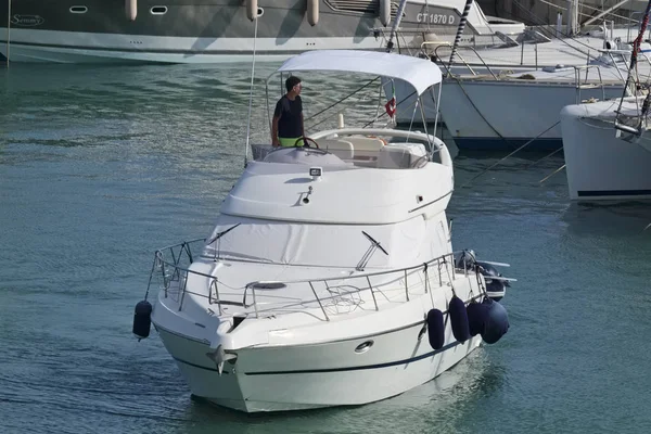 İtalya, Sicilya, Akdeniz, Marina di Ragusa; 2 Ağustos 2018, bağlantı noktası - editoryal bir lüks yatta adam