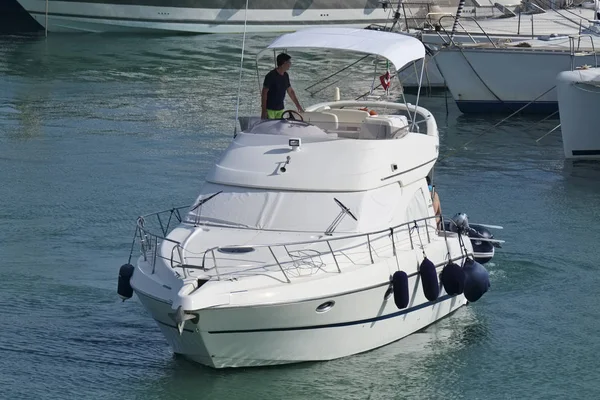 İtalya, Sicilya, Akdeniz, Marina di Ragusa; 2 Ağustos 2018, bağlantı noktası - editoryal bir lüks yatta adam