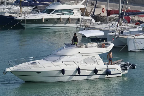 İtalya, Sicilya, Akdeniz, Marina di Ragusa; 2 Ağustos 2018, insanlar üzerinde bir lüks yat liman - yazı işleri