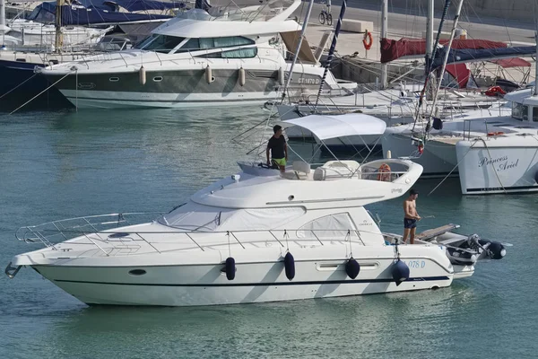 İtalya, Sicilya, Akdeniz, Marina di Ragusa; 2 Ağustos 2018, insanlar üzerinde bir lüks yat liman - yazı işleri