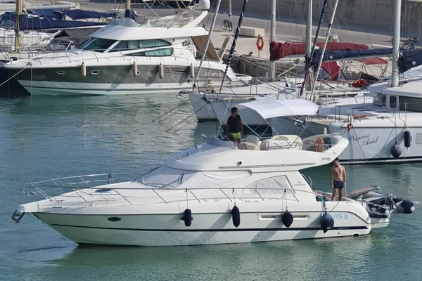 İtalya, Sicilya, Akdeniz, Marina di Ragusa; 2 Ağustos 2018, insanlar üzerinde bir lüks yat liman - yazı işleri