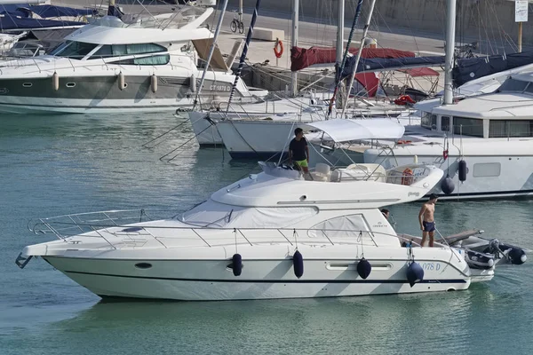 İtalya, Sicilya, Akdeniz, Marina di Ragusa; 2 Ağustos 2018, insanlar üzerinde bir lüks yat liman - yazı işleri