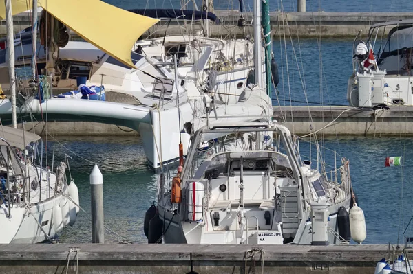 Itália Sicília Mar Mediterrâneo Marina Ragusa Agosto 2018 Veleiros Porto — Fotografia de Stock