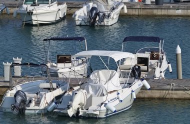 İtalya, Sicilya, Akdeniz, Marina di Ragusa; 3 Ağustos 2018, motorlu tekneler limanda - Editörden