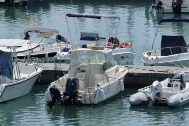 İtalya, Sicilya, Akdeniz, Marina di Ragusa; 4 Ağustos 2018, motorlu tekneler limanda - Editörden