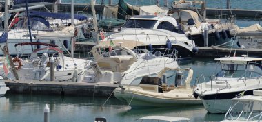 İtalya, Sicilya, Akdeniz, Marina di Ragusa; 4 Ağustos 2018, Lüks Yatlar port - Editörden