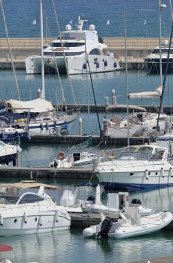 İtalya, Sicilya, Akdeniz, Marina di Ragusa; 4 Ağustos 2018, motorlu tekne ve Lüks Yatlar Port - Editörden