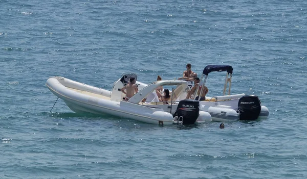 Italien Sizilien Mittelmeer Marina Ragusa August 2018 Menschen Auf Schlauchbooten — Stockfoto