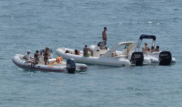 意大利 西西里岛 地中海 拉古萨码头 2018年8月4日 橡皮艇上的人 — 图库照片
