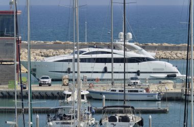 İtalya, Sicilya, Akdeniz, Marina di Ragusa; 4 Ağustos 2018, bir büyük Lüks Yat Limanı - içerik girme