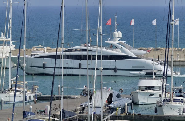 意大利 西西里岛 地中海 滨海堤沙 2018年8月4日 一艘大型豪华游艇进入港口 — 图库照片