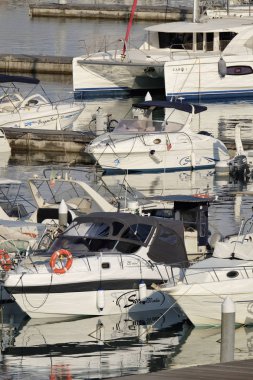 İtalya, Sicilya, Akdeniz, Marina di Ragusa; 4 Ağustos 2018, motorlu tekne ve Lüks Yatlar Port - Editörden