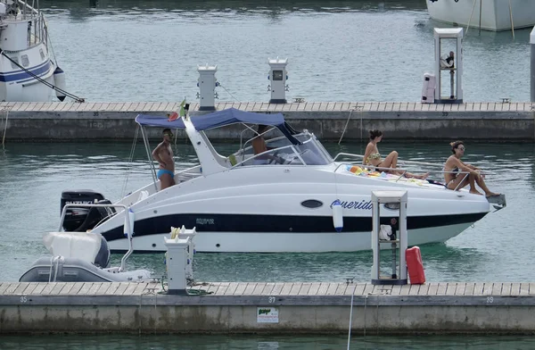 Italien Sicilien Medelhavet Marina Ragusa Augusti 2018 Folk Motorbåt Hamnen — Stockfoto