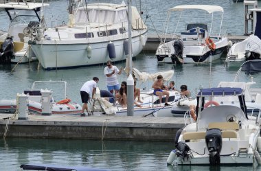 İtalya, Sicilya, Akdeniz, Marina di Ragusa; 5 Ağustos 2018, insanlar üzerinde Port - editoryal bir Yelkenli tekne