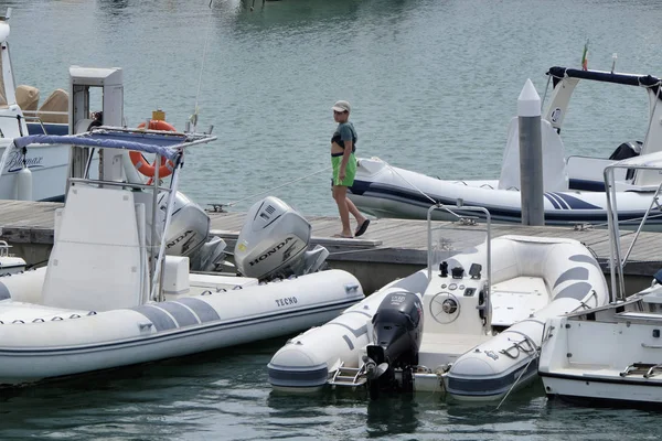 Italië Sicilië Middellandse Zee Marina Ragusa Augustus 2018 Een Jonge — Stockfoto