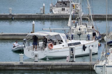 İtalya, Sicilya, Akdeniz, Marina di Ragusa; 5 Ağustos 2018, insanlar üzerinde Port - editoryal bir Yelkenli tekne