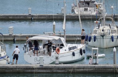 İtalya, Sicilya, Akdeniz, Marina di Ragusa; 5 Ağustos 2018, insanlar üzerinde Port - editoryal bir Yelkenli tekne