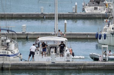 İtalya, Sicilya, Akdeniz, Marina di Ragusa; 5 Ağustos 2018, insanlar üzerinde Port - editoryal bir Yelkenli tekne
