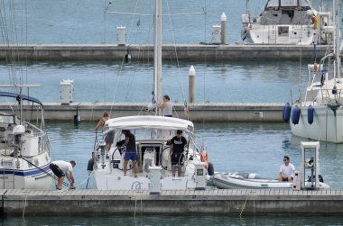 İtalya, Sicilya, Akdeniz, Marina di Ragusa; 5 Ağustos 2018, insanlar üzerinde Port - editoryal bir Yelkenli tekne