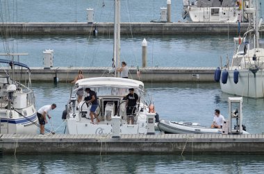İtalya, Sicilya, Akdeniz, Marina di Ragusa; 5 Ağustos 2018, insanlar üzerinde Port - editoryal bir Yelkenli tekne
