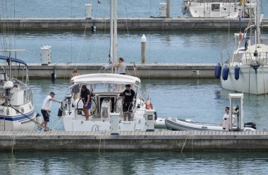 İtalya, Sicilya, Akdeniz, Marina di Ragusa; 5 Ağustos 2018, insanlar üzerinde Port - editoryal bir Yelkenli tekne