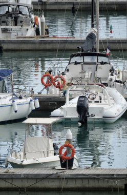 İtalya, Sicilya, Akdeniz, Marina di Ragusa; 5 Ağustos 2018, motorlu tekne ve Lüks Yatlar Port - Editörden