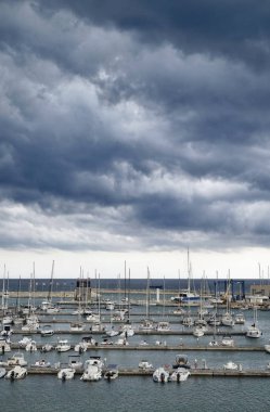 İtalya, Sicilya, Akdeniz, Marina di Ragusa; 5 Ağustos 2018, motorlu tekne ve bir fırtına - yazı işleri sırasında limanda Lüks Yatlar