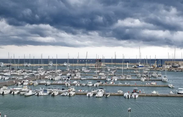 イタリア シチリア島 地中海 マリーナ ラグーザ 2018 モーター ボートおよび嵐 社説の中にポートの高級ヨット — ストック写真
