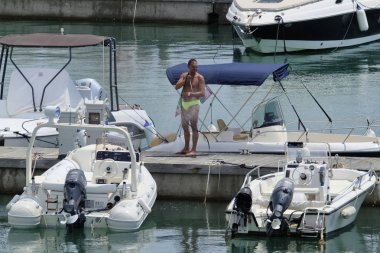 İtalya, Sicilya, Akdeniz, Marina di Ragusa; 6 Ağustos 2018, insanlar, tekneler ve Lüks Yatlar Port - Editörden