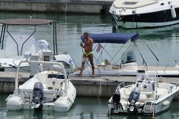 Італія Сицилія Середземне Море Марина Ragusa Серпня 2018 Людей Човни — стокове фото