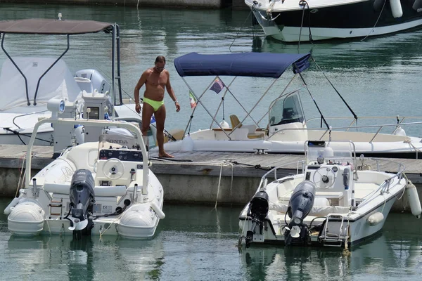 Італія Сицилія Середземне Море Марина Ragusa Серпня 2018 Людей Човни — стокове фото