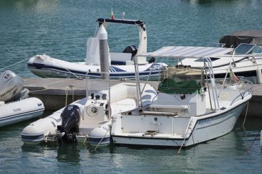 İtalya, Sicilya, Akdeniz, Marina di Ragusa; 6 Ağustos 2018, motorlu tekneler limanda - Editörden