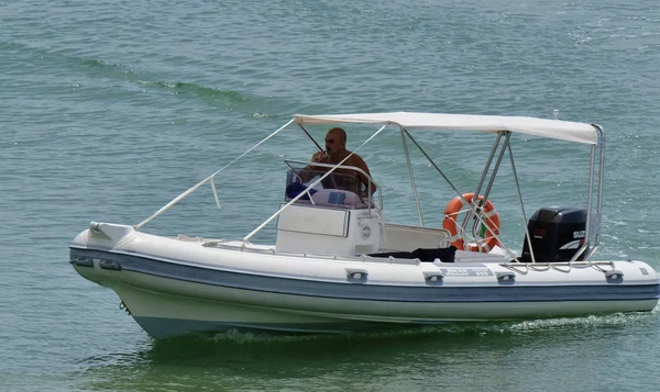 Italie Sicile Méditerranée Août 2018 Homme Sur Bateau Caoutchouc Dans — Photo