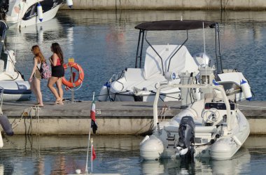 İtalya, Sicilya, Akdeniz, Marina di Ragusa; 6 Ağustos 2018, insanlar, tekneler ve Lüks Yatlar Port - Editörden