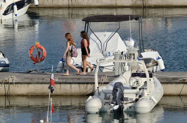 Italy Sicily Mediterranean Sea Marina Ragusa August 2018 People Boats — Stock Photo, Image