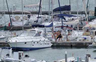 İtalya, Sicilya, Akdeniz, Marina di Ragusa; 7 Ağustos 2018, insanlar, tekneler ve Lüks Yatlar Port - Editörden