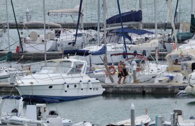 İtalya, Sicilya, Akdeniz, Marina di Ragusa; 7 Ağustos 2018, insanlar, tekneler ve Lüks Yatlar Port - Editörden