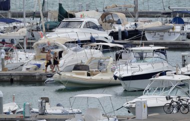 İtalya, Sicilya, Akdeniz, Marina di Ragusa; 7 Ağustos 2018, insanlar, tekneler ve Lüks Yatlar Port - Editörden