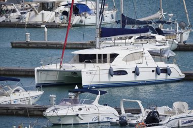 İtalya, Sicilya, Akdeniz, Marina di Ragusa; 8 Ağustos 2018, motorlu tekne ve Lüks Yatlar Port - Editörden