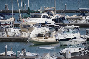 İtalya, Sicilya, Akdeniz, Marina di Ragusa; 8 Ağustos 2018, motorlu tekne ve Lüks Yatlar Port - Editörden