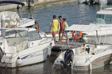 İtalya, Sicilya, Akdeniz, Marina di Ragusa; 8 Ağustos 2018, insanlar, tekneler ve Lüks Yatlar Port - Editörden