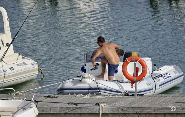 Italië Sicilië Middellandse Zee Marina Ragusa Augustus 2018 Boot Mensen — Stockfoto