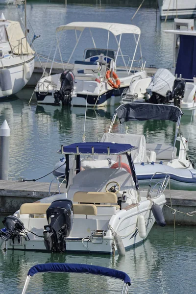 Италия Сицилия Средиземное Море Марина Рагуза Августа 2018 Года Катера — стоковое фото
