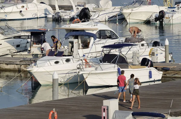 Itália Sicília Mar Mediterrâneo Marina Ragusa Agosto 2018 Pessoas Barcos — Fotografia de Stock