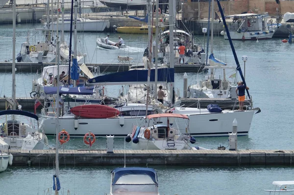 Talya Sicilya Akdeniz Marina Ragusa Ağustos 2018 Insanlar Üzerinde Port — Stok fotoğraf